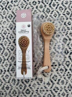 Daily Concepts Facial Dry Brush in Beige & Natural Wood